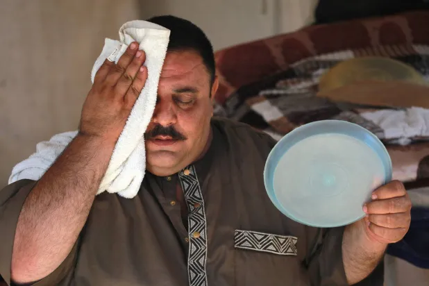 وسط الصراع المستمر بين إسرائيل وحركة «حماس» موجة حر تضرب غزة (أ.ف.ب)