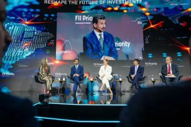 وزير السياحة السعودي أحمد الخطيب خلال مشاركته في «قمة الأولوية» (واس)