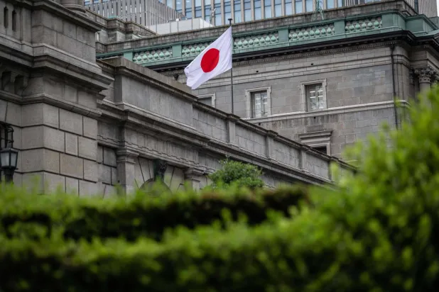 العلم الوطني الياباني في مقر بنك اليابان في طوكيو (أ.ف.ب)