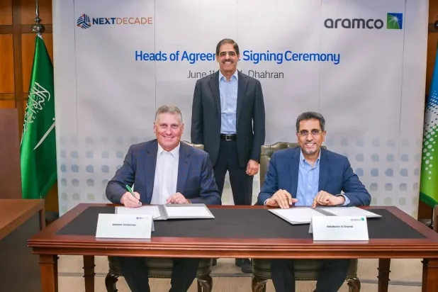 حفل التوقيع: من اليمين النائب التنفيذي للرئيس في قطاع الأعمال للغاز في «أرامكو» عبد الكريم الغامدي والنعيمي وشاتزمان (موقع أرامكو)