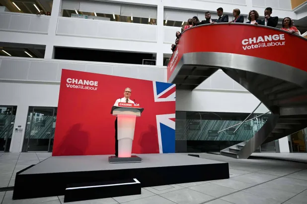 كير ستارمر يطلق برنامج حزب العمال البريطاني تحت شعار «برنامج من أجل خلق الثروة» (أ.ف.ب)