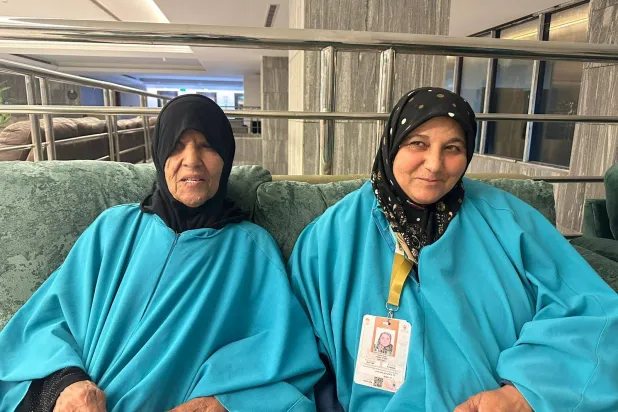 الحاجة روجتي العناد مع صديقتها نعيمة صطيف في مقر سكنهم بمكة المكرمة (الشرق الأوسط)