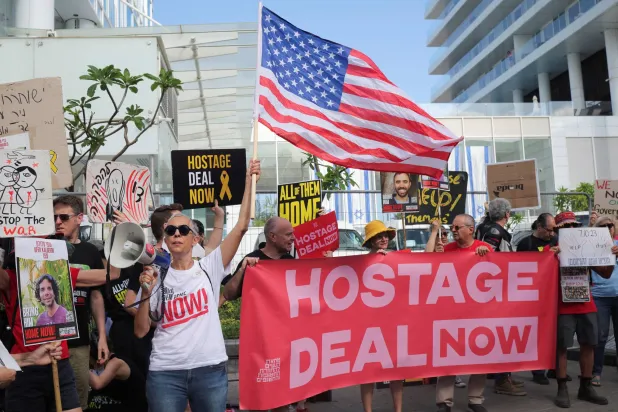 احتجاج عائلات الرهائن الإسرائيليين خارج اجتماع لوزير الخارجية الأميركي في تل أبيب الثلاثاء (رويترز)