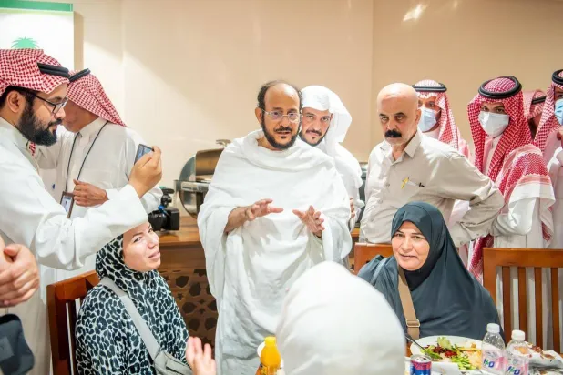 وزير الشؤون الإسلامية السعودي خلال وقوفه على الخدمات المقدمة للضيوف من دولة فلسطين (واس)