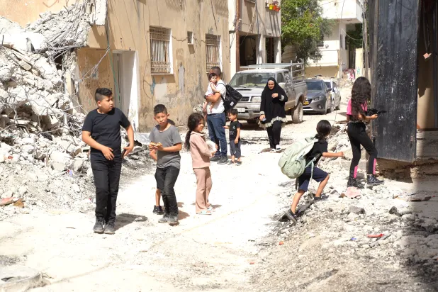 نازحون يعودون لتفقد بيوتهم في مخيم جنين بعد انتهاء الاقتحام الإسرائيلي (الشرق الأوسط)