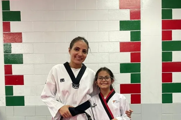 مها مع إبنتها اللاعبة في فئة الزهرات شهلا العتيبي (الشرق الأوسط)