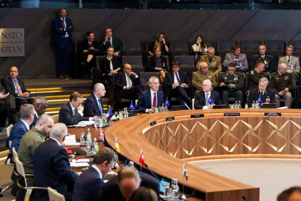 الأمين العام لحلف شمال الأطلسي ينس ستولتنبرغ (وسط) يتحدث خلال اجتماع لمجلس الناتو وأوكرانيا في مقر الناتو في بروكسل - 13 يونيو 2024 (أ.ف.ب)