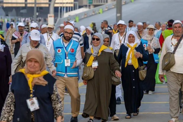 الحجاج يتوافدون إلى «منى» إيذاناً ببدء أعظم رحلة إيمانية