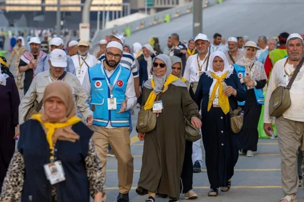 Hacı adayları, Hac ibadetinin ilk durağı olan Terviye Günü'nü geçirmek üzere Mina'ya akın ediyor