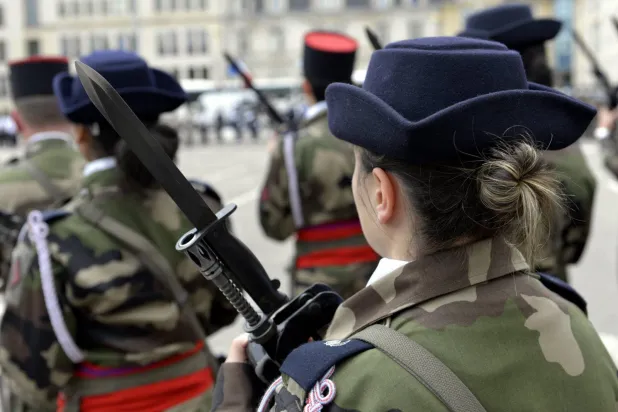 الاعتداء على عسكريات يفجّر فضيحةً في فرنسا (أ.ف.ب)