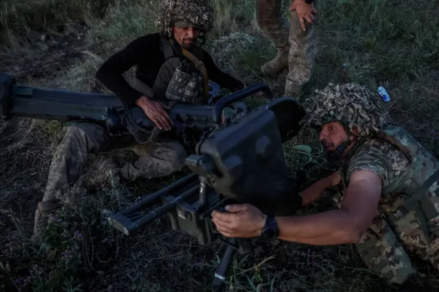 جنود أوكرانيون بالقرب من خط المواجهة مع روسيا في منطقة دونيتسك (رويترز)