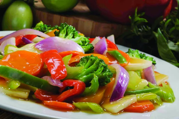 نضارة الخضراوات مع إضافة تتبيلة العسل... طبق للشيف سيد إمام (الشرق الأوسط)