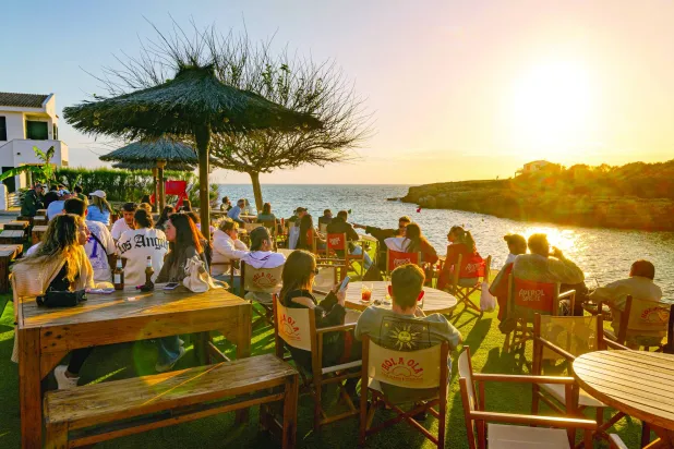 تنتشر المطاعم على شواطئ مينوركا الجميلة (نيويورك تايمز)