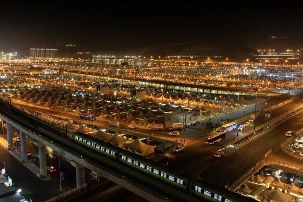 قضى الحجاج القادمون من كل فج عميق بمشعر منى يوم التروية (واس)