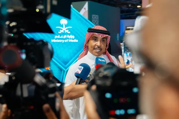 وزير الإعلام سلمان الدوسري يتحدث للصحافيين المشاركين في تغطية موسم الحج (الشرق الأوسط)