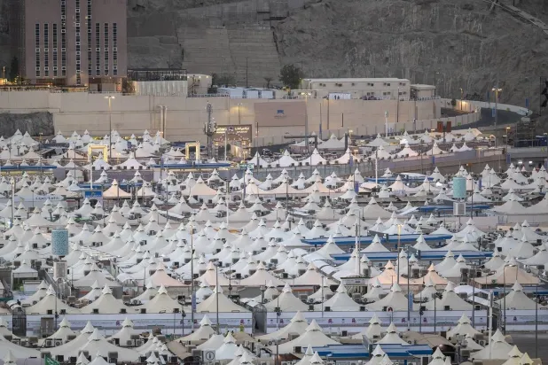 قضى الحجاج القادمون من كل فج عميق بمشعر منى يوم التروية (واس)