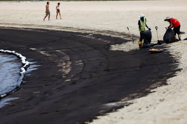 Sentosa'da plajları temizleme operasyonu  (Reuters)