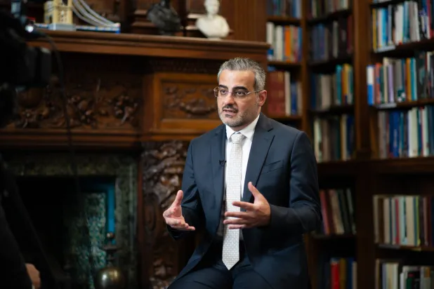 الدكتور أحمد اليماني لدى حديثه مع «الشرق الأوسط» في لندن (تكامل)