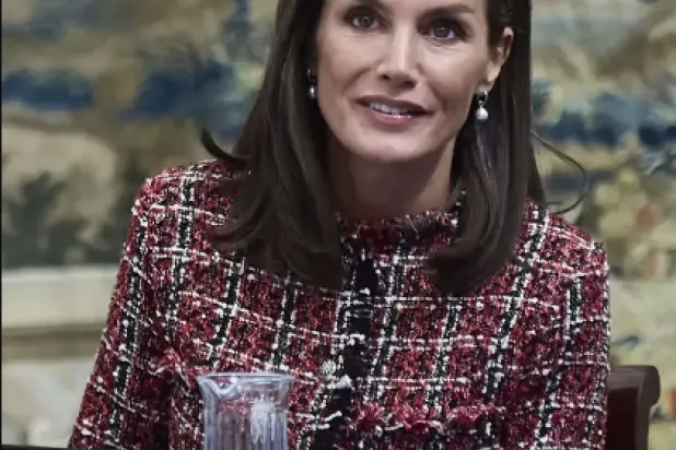 ملكة إسبانيا بسترة شتوية من قماش التويد (سيبا برس)