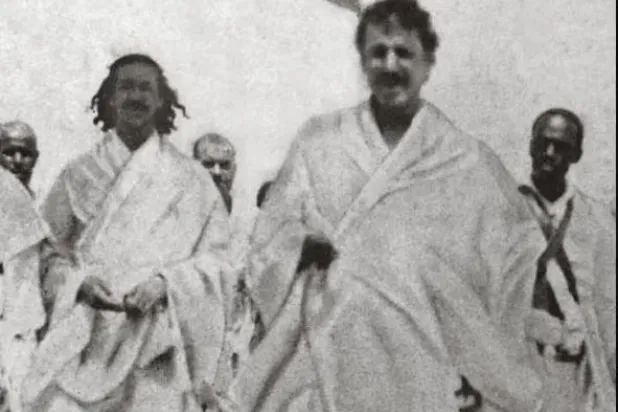 صورة تاريخية للملك المؤسس خلال تأديته مناسك الحج برفقة ابنه الملك سعود التُقطت عام 1935