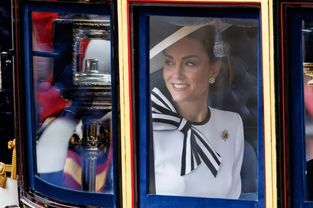 الكل كان يترقب ظهور الأميرة بعد طول غياب ولم تخيب آمالهم (إ.ب.أ)