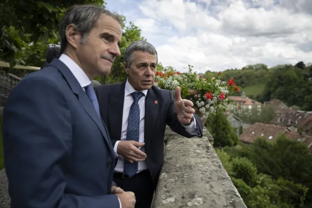 الأمين العام لـ«الوكالة الدولية للطاقة الذرية» رافاييل غروسي مع رئيس الاتحاد السويسري إيغناسيو كاسيس خلال زيارة له إلى سويسرا قبل يومين (إ.ب.أ)