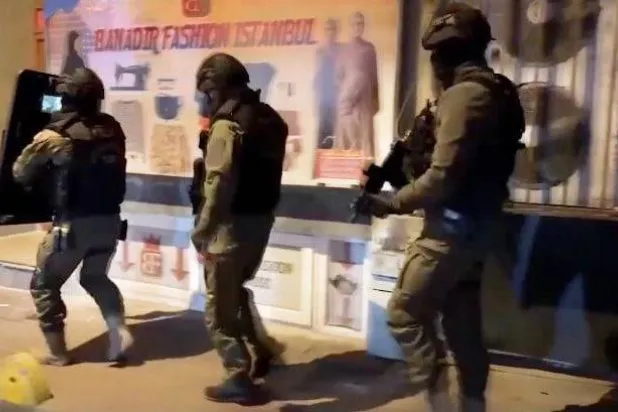 عناصر من قوات مكافحة الإرهاب تداهم أحد مواقع المتهمين بتمويل «داعش» في إسطنبول (موزعة من الداخلية التركية)