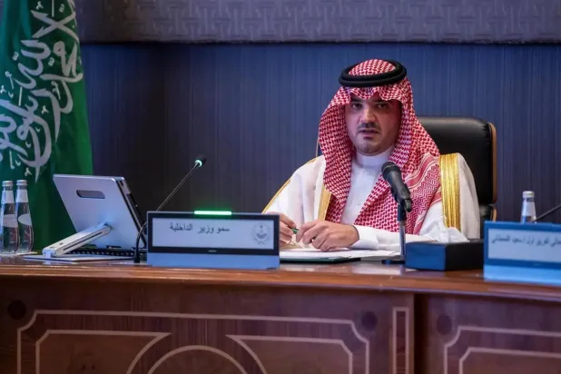 الأمير عبد العزيز بن سعود يتحدث لقيادات القطاعات الأمنية والعسكرية المشاركة في الحج (واس)