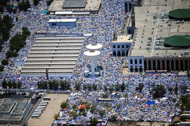 الحجاج يبدأون رمي جمرة العقبة الكبرى في مِنى