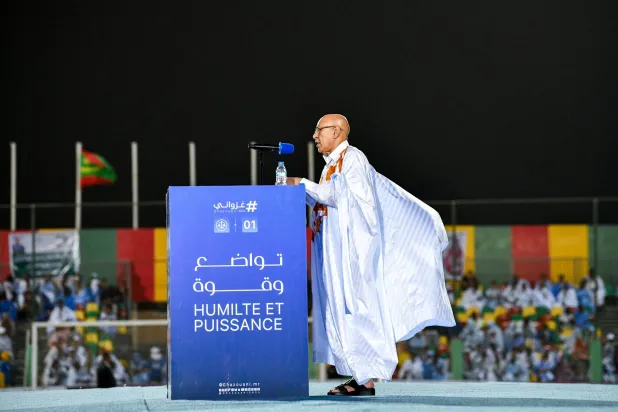 ولد الغزواني وهو يُلقي خطاباً أمام الآلاف من أنصاره في نواكشوط (حملة المرشح محمد ولد الشيخ الغزواني)