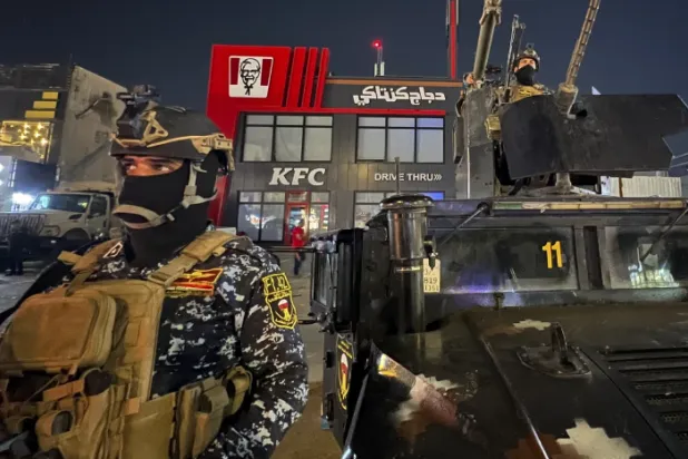 قوات عراقية أمام مطعم «كنتاكي» (أ.ب)