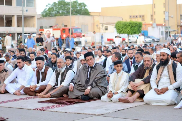 ليبيون يؤدون صلاة عيد الأضحى في طرابلس بحضور المنفي (المجلس الرئاسي)
