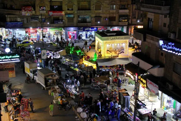 من صور متداولة على مواقع التواصل لأسواق ليلة عيد الأضحى في إدلب شمال غربي سوريا