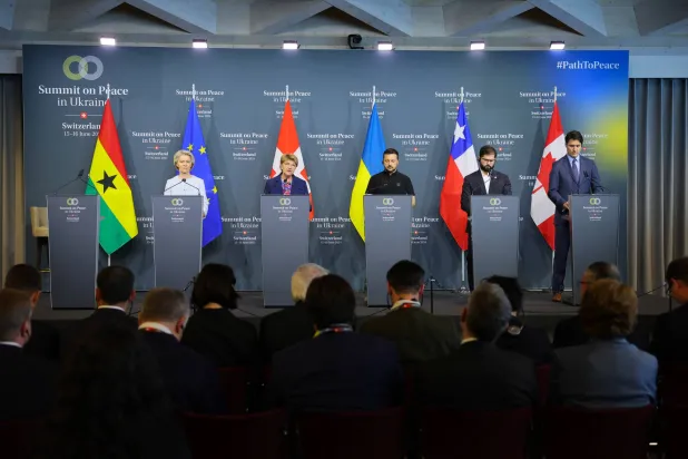 الرئيس الأوكراني يقف بجوار عدد من القادة خلال المؤتمر الصحافي الختامي لقمة السلام في أوكرانيا (رويترز)