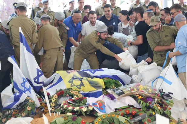 جنازة جندي إسرائيلي كان ضمن 8 جنود قُتلوا في انفجار ناقلة جند مدرعة في رفح، في مقبرة جبل هرتزل العسكرية في القدس (إ.ب.أ)