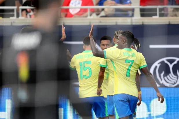 فينيسيوس وغوميز يقودان تشكيلة شابة للبرازيل في «كوبا أميركا» (أ.ف.ب)