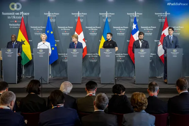 رئيسة الاتحاد السويسري والرؤساء الأوكراني والغاني والتشيلي ورئيس الوزراء الكندي ورئيسة المفوضية الأوروبية خلال المؤتمر الصحافي للقمة الأحد (رويترز)