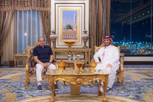 ولي العهد السعودي والرئيس المصري خلال لقاء أخوي في منى (بدر العساكر)
