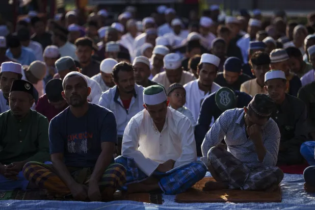 يعيش ما يقرب من مليون شخص من أقلية الروهينغا في مخيمات لاجئين (أ.ب)