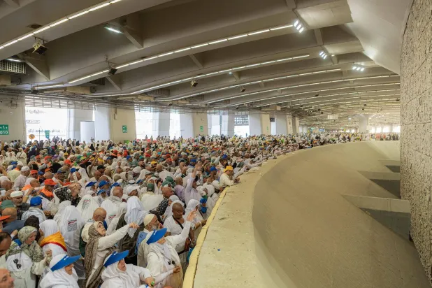 حجاج يرمون الجمرات في منى في أول أيام التشريق (د.ب.أ)