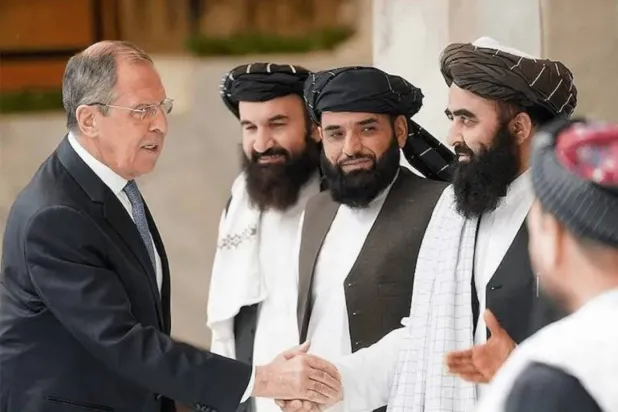 صورة نشرتها وزارة الخارجية الروسية للقاء سابق بين الوزير لافروف وقادة من حركة «طالبان»