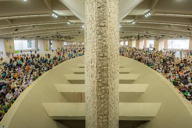 حجاج بيت الله الحرام بدأوا مع ساعات الصباح الأولى (الاثنين) برمي الجمرات الثلاث في مشعر منى في أول أيام التشريق (واس)