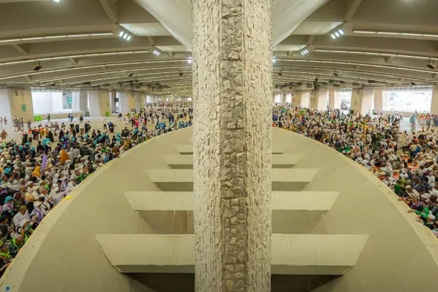 Hacılar Teşrik günlerinin ilk gününde Cemarat'ı taşlamaya başladı