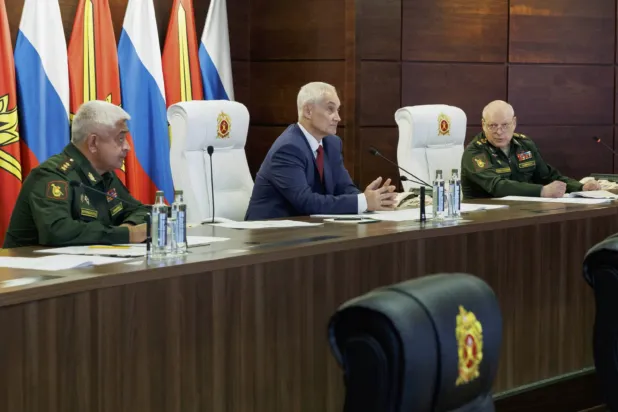 وزير الدفاع الروسي أندريه بيلوسوف (وسط) رفقة القائد العام للقوات البرية الجنرال أوليغ ساليوكوف (يمين) خلال زيارة إلى مركز قيادة القوات البرية في موسكو الاثنين (إ.ب.أ)