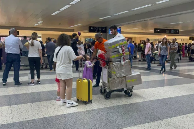 زحام في صالة الوصول بـ«مطار بيروت»... (الشرق الأوسط)