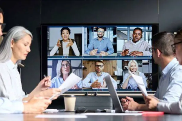 سلطت دراسة علمية جديدة الضوء على فوائد كبيرة للعمل الهجين أبرزها زيادة رفاهية الموظفين، بما في ذلك تحسين النوم، وعادات الأكل الصحية، وتقليل التوتر، وتحسين الصحة بشكل عام (رويترز)