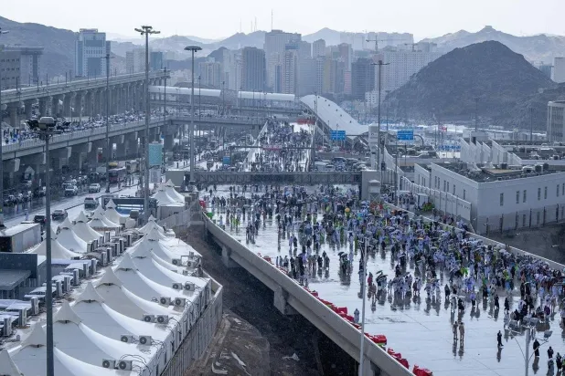 زخات المطر لطّفت الأجواء على الحجاج في مشعر منى (واس)