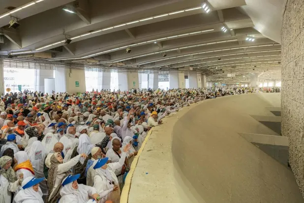 الحجاج يرمون الجمرات الثلاث في أول أيام التشريق (واس)