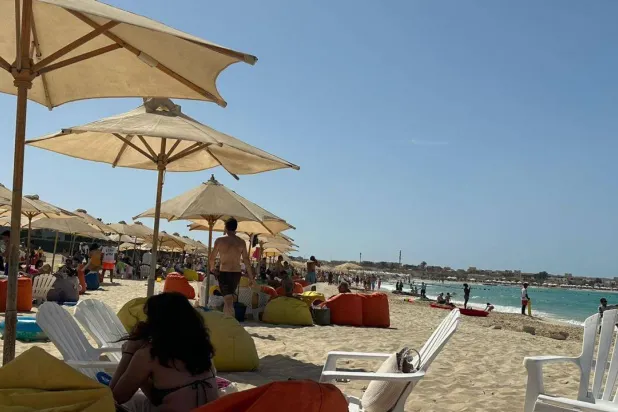 شواطئ الساحل الشمالي ازدحمت بالمصطافين خلال العيد (الشرق الأوسط)