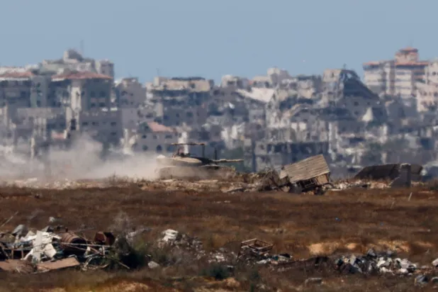 دبابة إسرائيلية داخل قطاع غزة يوم الاثنين (رويترز)